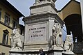 Il basamento del monumento a Dante coi leoni