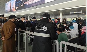 Passeggeri mascherati sottoposti a controlli di temperatura all'aeroporto di Changchun Longjia nel nord-est della Cina