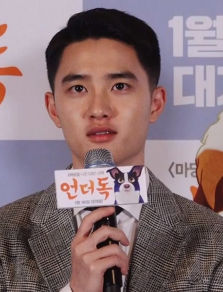 File:D.O. at the press conference of the film Underdog in January 2019.png