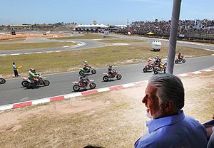 Extinto Kartodromo de Lauro de Freitas ainda em funcionamento em 2010 localizava-se no bairro.