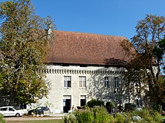 Le logis surmonté du chemin de ronde.