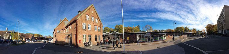 Tønsberg stasjon med Narvesen-kiosk, varmestue for busspassasjerer og annet. Foto: Fordreid panoramabilde, oktober 2015