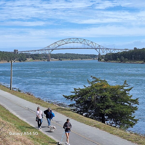 File:The Bourne Bridge View from West.jpg