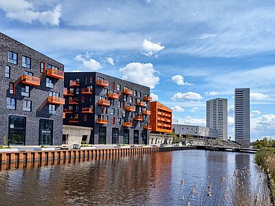 Gezien vanaf het Oude Winschoterdiep. Delen van de kolenmuur van de voormalige Hunzecentrale zijn verwerkt in de nieuwbouw.