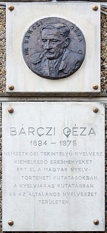 Memorŝtono de Géza Bárczi en Békásmegyer, sur la muro de la bazlernejo nomita laŭ li (Distrikto Budapeŝto III. Distrikto Bárczi Géza utca 2.)