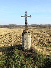 Croix en face du château.