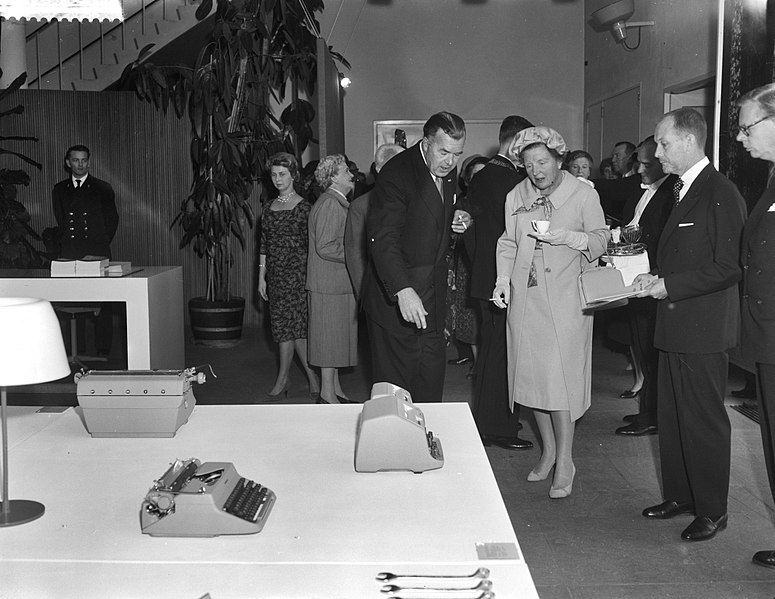 File:Koningin Juliana en prins Bertil bij hun rondgang over de expositie, Bestanddeelnr 910-7248.jpg