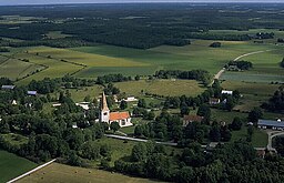 Sanda kyrka med omgivningar.