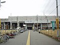 駅前広場整備前・駅名看板青ライン時の南口（2004年3月）