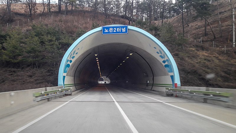 File:Noeun 2 Tunnel 20181202 150720.jpg