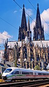 3.Quartal 2022: ICE 3 vor dem Kölner Dom von New York-air