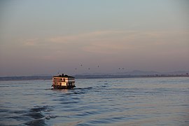 Mit der Fähre auf dem Irrawaddy von Bagan nach Mandalay, im Hintergrund Bagan im Sonnenuntergang, mit Heißluftballons on Tour, November 2013