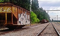 Machinerie ferroviaire en désuétude, dans la gare de la ville.