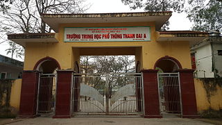 A school gate built in the form of a Tam quan