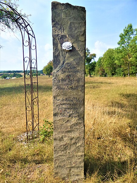 File:Denkmal Familie Scholl - Steinbrück (Geißelhardt) III.jpg