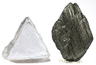 Le diamant (à gauche) et le graphite (à droite) sont deux formes solides du carbone, constituant autant de phases solides distinctes. Dans les conditions de pression et température atmosphériques ordinaires, le graphite est stable, le diamant métastable.