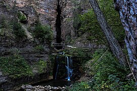 L'entrée de l'abîme de Bramabiau et la cascade extérieure.