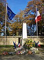 Le monument aux morts du nouveau cimetière.