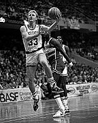 Larry Bird sautant vers le panier après un double-pas.