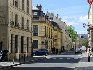 La rue de Varenne vue en direction du boulevard des Invalides.