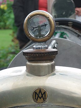 Een thermometer op de radiateurdop van een Aston Martin Razor Blade, een racewagen uit 1923