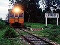 经过素攀武里支线（英语：Suphanburi Line）的已停用的农发站（英语：Nong Fak Railway Halt）的一列火车