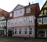 Fachwerkbau mit Doppelständern und monochrom gestrichener Fassade, um 1750, Zöllnerstraße 29, Celle[22]