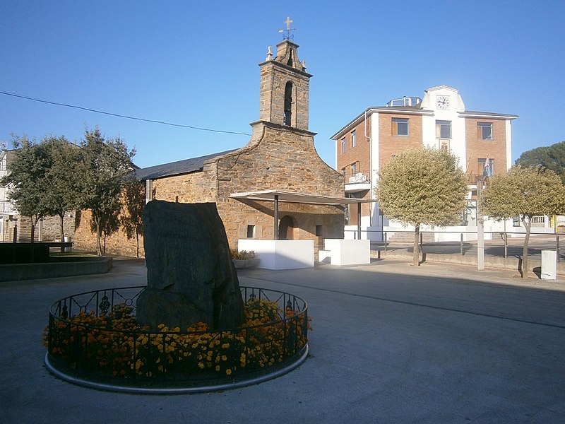 File:Ermita y Ayuntamiento de Cubillos del Sil.jpg