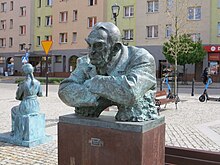 Jerzy Turowicz dargestellt auf dem Oberen Markt von Lwówek Sląski