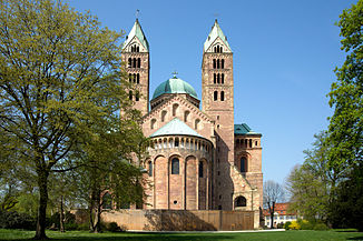 Catedral de Speyer, Alemania, desde el este, muestra el ábside que sobresale de un coro enmarcado por torres, con una cúpula octogonal sobre el crucero.