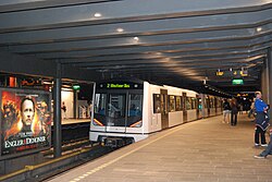 Kereta Metro berangkat. Nationaltheatret (stasiun)