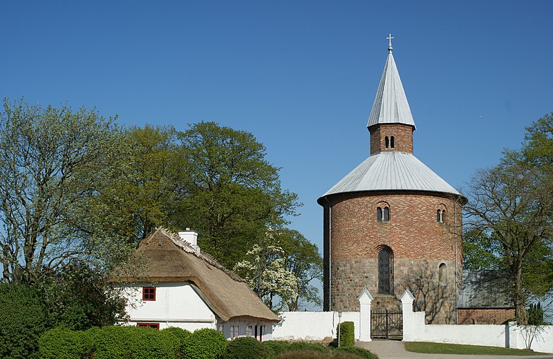 File:Bjernede Kirke - panoramio.jpg