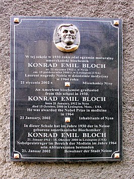 Plaque voor Konrad Emil Bloch in Nysa