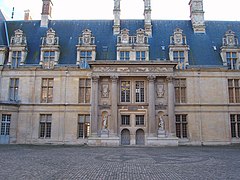 Ala Sur del château d'Écouen (1532-1567) con las copias de los Esclavos de Miguel Ángel (originales en el Louvre)