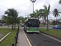 Un bus de la ligne S5 (maintenant 320), dans le couloir réservé au TCSP, à Fort-de-France