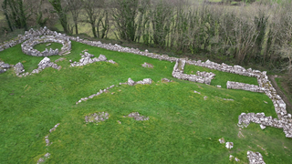 Pentref Celtaidd Din Lligwy Celtic village (pre-Roman) nr Moelfre, Ynys Mon, Wales 19.png