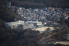 西側の八木山から望む各務原市立緑陽中学校（2015年2月7日）