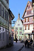 Schmalkalden, Haus Altmarkt 4 und Rathaus.jpg