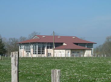 Terrain de football et salle polyvalente.