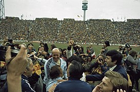 Wereldkampioenschap voetbal 1974 in Munchen supporters omhelsen Duitse spelers, Bestanddeelnr 254-9556.jpg