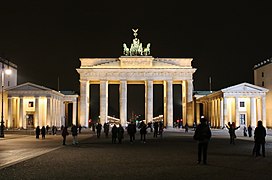 Das Brandenburger Tor wird nachts von 250 Leuchten erhellt