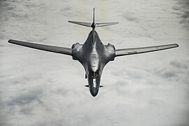 B-1B Lancer ВВС США 37-й экспедиционной бомбардировочной эскадрильи пролетает над Восточно-Китайским морем, 9 января 2018 г.jpg