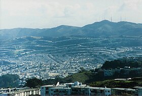 Parte de Daly City com as Montanhas de San Bruno e o bairro Crocker Amazon de São Francisco ao fundo.