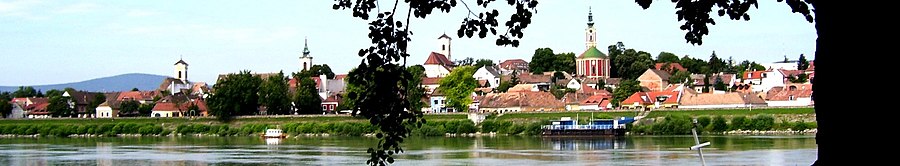 Panoramo de Szentendre laŭ Danubo