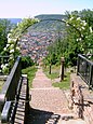 Blick auf eine den Berg herabführende Treppe und den Ort im Tal