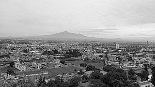 Volcán La Malinche desde Cholula, Puebla (b&n).jpg