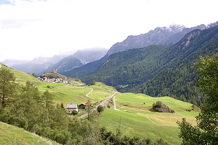 Ardez mit Eisenbahnlinie durch die Berglandschaft im Kanton Graubünden