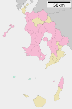 Mapa konturowa prefektury Kagoshima, u góry nieco na prawo znajduje się punkt z opisem „Isa”