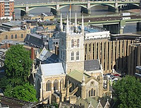 Catedral de Southwark (Londres) mostrando el sobresaliente transepto, en el extremo largo oriental y la torre central común en Gran Bretaña.