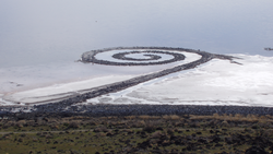 Spiral Jetty huhtikuussa 2005. Teos valmistui 1970.